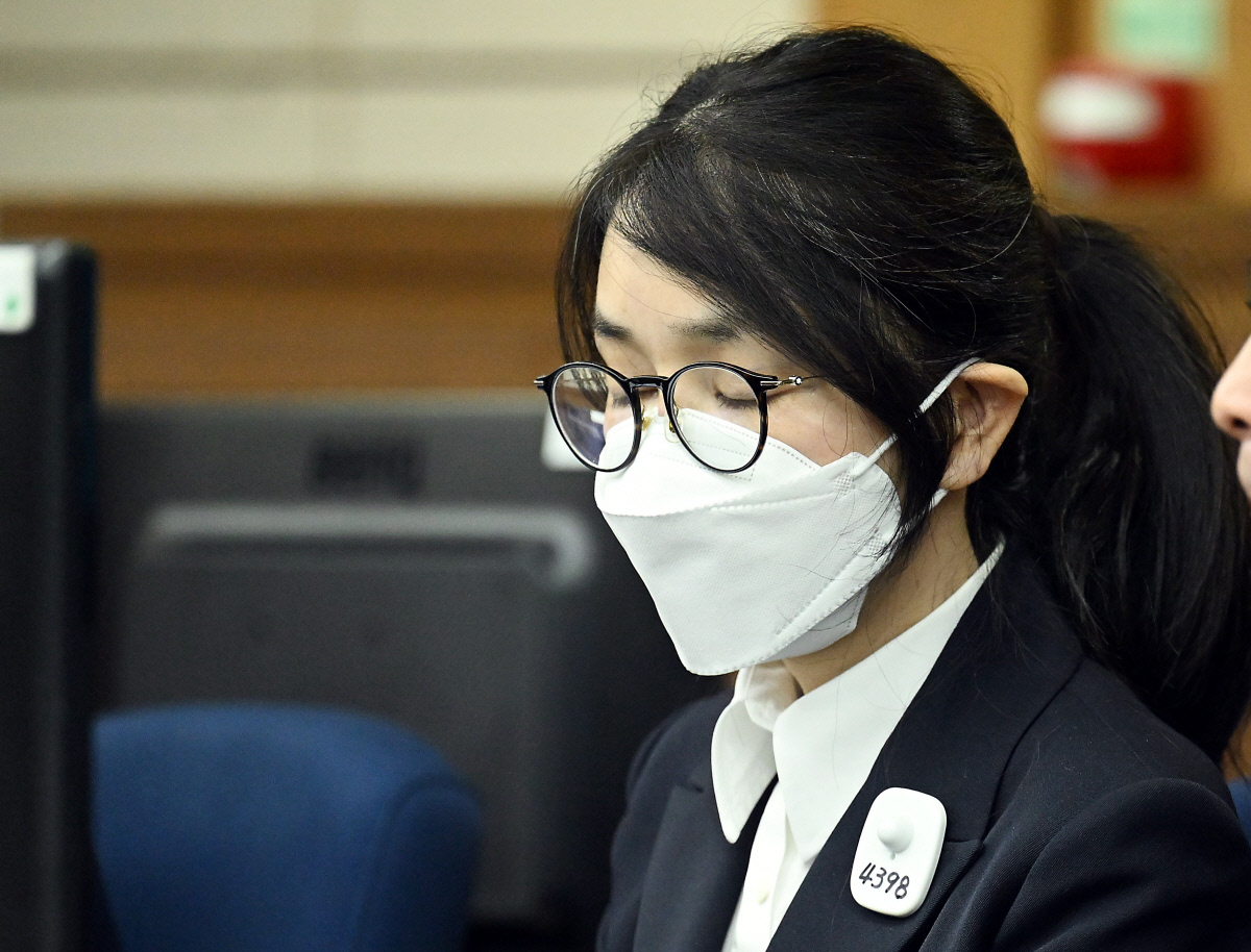 왕이라도 된 줄 알았나…김건희, 경복궁 근정전 용상에도 앉았다