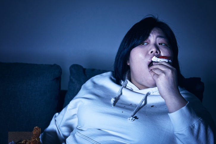 “어쩐지 단 게 당겨”...외로운 여성이 더 많이 먹는다?